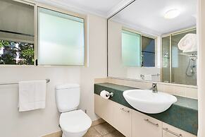 Beachfront Bliss 3-bedroom Apartment with Sea View 4
