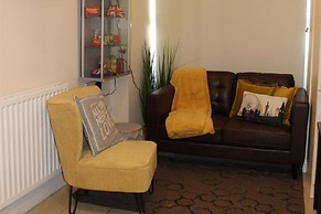 3 Bed Lego Themed Home - Sleeps 6 - Wifi, Parking