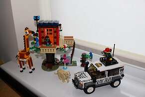 3 Bed Lego Themed Home - Sleeps 6 - Wifi, Parking