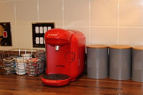 3 Bed Lego Themed Home - Sleeps 6 - Wifi, Parking