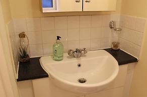 3 Bed Lego Themed Home - Sleeps 6 - Wifi, Parking