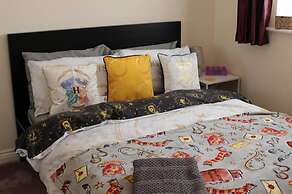 3 Bed Lego Themed Home - Sleeps 6 - Wifi, Parking