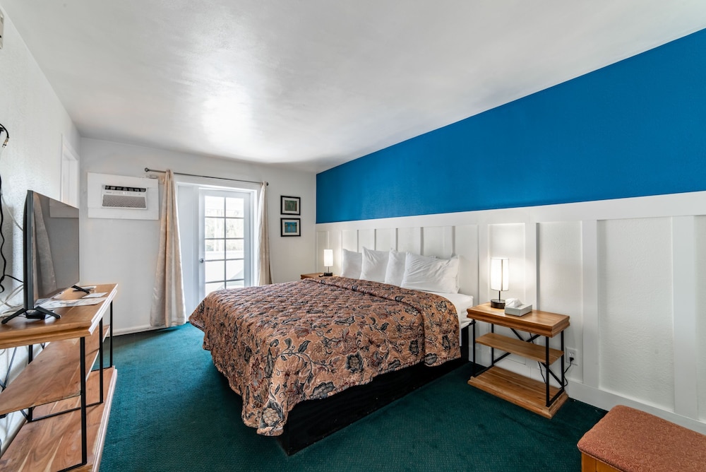 Captain's Table Hotel