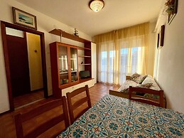 Flat With Beautiful Terrace Close to the sea