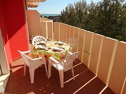 Red Flat With Shared Pool and Private Parking