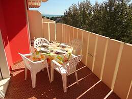 Red Flat With Shared Pool and Private Parking