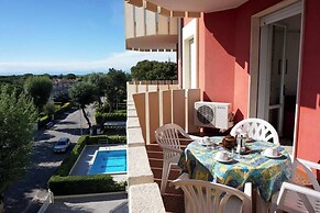 Red Flat With Shared Pool and Private Parking