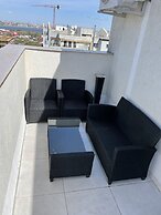 Stunning 2-Room Penthouse Lakeview W11