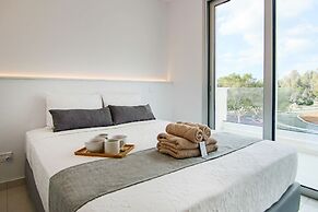 Phaedrus Living: Seaside Executive Flat Harbour 101