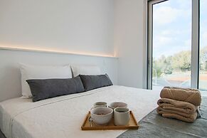 Phaedrus Living: Seaside Executive Flat Harbour 101