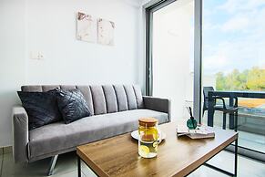Phaedrus Living: Seaside Executive Flat Harbour 101
