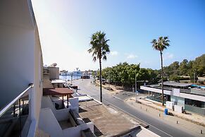 Phaedrus Living: Seaside Executive Flat Harbour 101