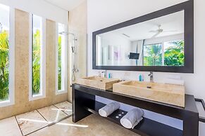 Luxury Villa Waterfall - Pool & BBQ