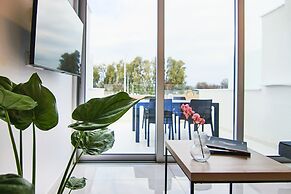 Phaedrus Living: Seaside Luxury Flat Harbour 102