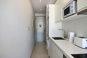 Phaedrus Living: Seaside Luxury Flat Harbour 102