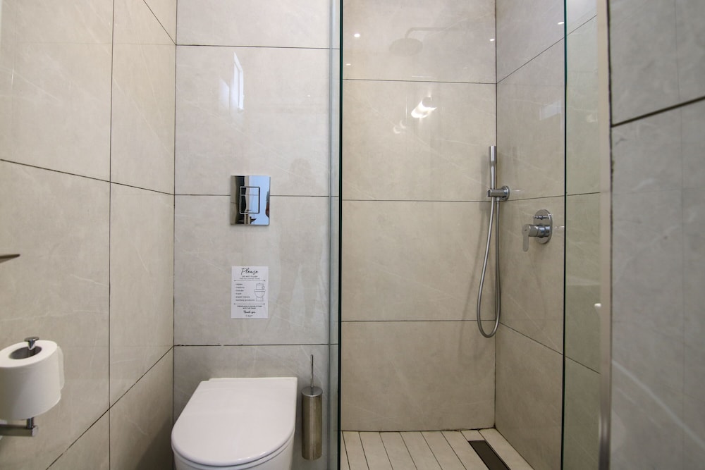 Phaedrus Living: Seaside Luxury Flat Harbour 104