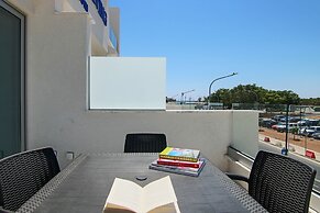 Phaedrus Living: Seaside Luxury Flat Harbour 104
