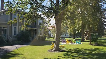 The Lark & Loon Inn