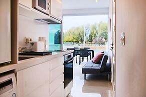 Phaedrus Living: Seaside Luxury Flat Harbour 105