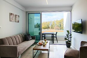 Phaedrus Living: Seaside Executive Flat Harbour 201