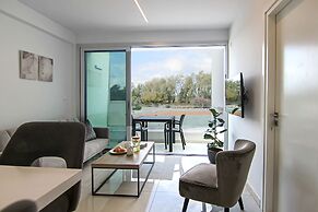 Phaedrus Living: Seaside Executive Flat Harbour 201
