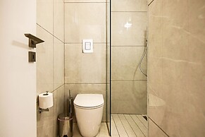 Phaedrus Living: Seaside Executive Flat Harbour 201