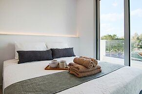 Phaedrus Living: Seaside Executive Flat Harbour 201