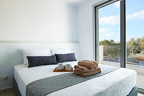 Phaedrus Living: Seaside Executive Flat Harbour 201
