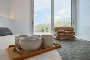 Phaedrus Living: Seaside Executive Flat Harbour 202