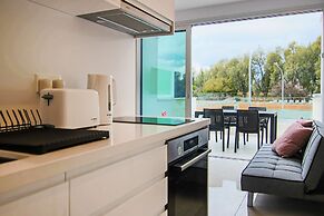 Phaedrus Living: Seaside Executive Flat Harbour 202