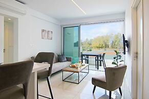 Phaedrus Living: Seaside Executive Flat Harbour 202