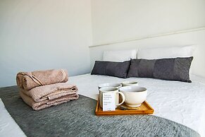 Phaedrus Living: Seaside Executive Flat Harbour 202