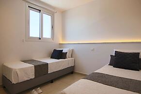Phaedrus Living: Seaside Executive Flat Harbour 203