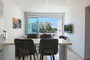 Phaedrus Living: Seaside Executive Flat Harbour 203