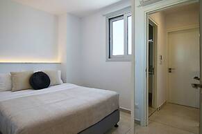 Phaedrus Living: Seaside Executive Flat Harbour 203