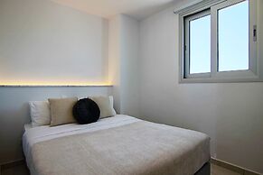 Phaedrus Living: Seaside Executive Flat Harbour 203