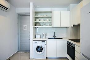 Phaedrus Living: Seaside Executive Flat Harbour 203