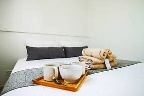 Phaedrus Living: Seaside Executive Flat Harbour 204