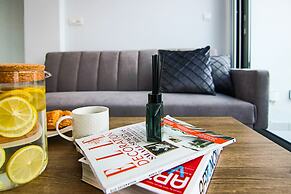 Phaedrus Living: Seaside Executive Flat Harbour 204