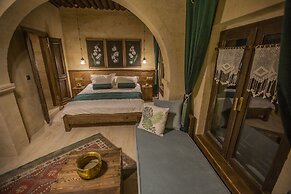 Mak's Cave House