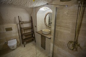 Mak's Cave House