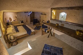 Mak's Cave House