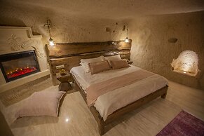 Mak's Cave House
