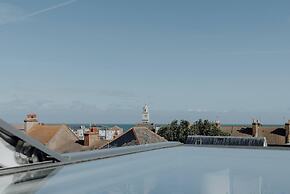 Stylish and Modern 2-bed Apartment in Herne Bay