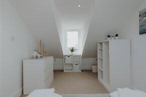 Stylish and Modern 2-bed Apartment in Herne Bay
