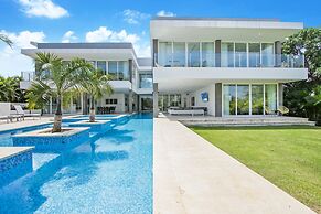 Ultra Modern Villa with Chef & Maid