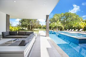Ultra Modern Villa with Chef & Maid