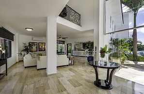 Amazing Private Villa with Chef & Maids
