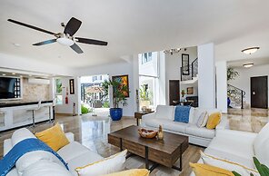 Amazing Private Villa with Chef & Maids