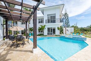 Amazing Private Villa with Chef & Maids